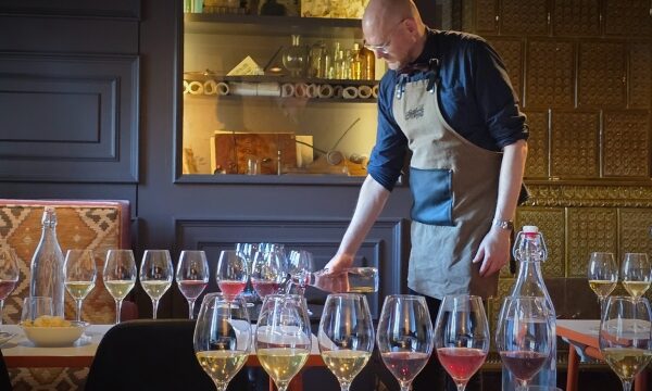Sommelier på Gotthards häller upp vin på en vinprovning